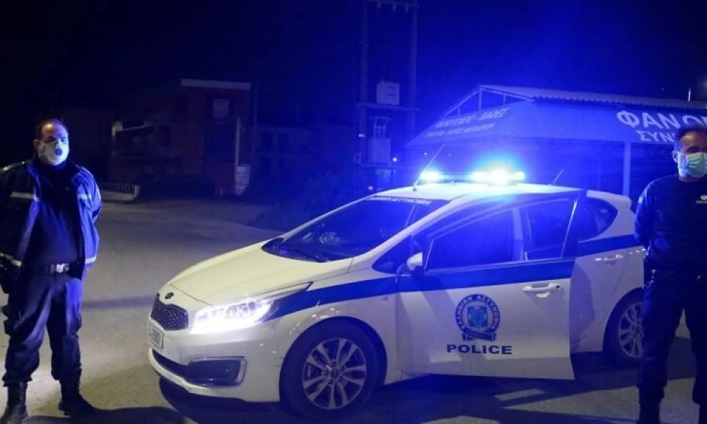 Ηράκλειο: Άγριος καυγάς μεταξύ νεαρών – Τον «πέρασε» μέσα από τζαμαρία